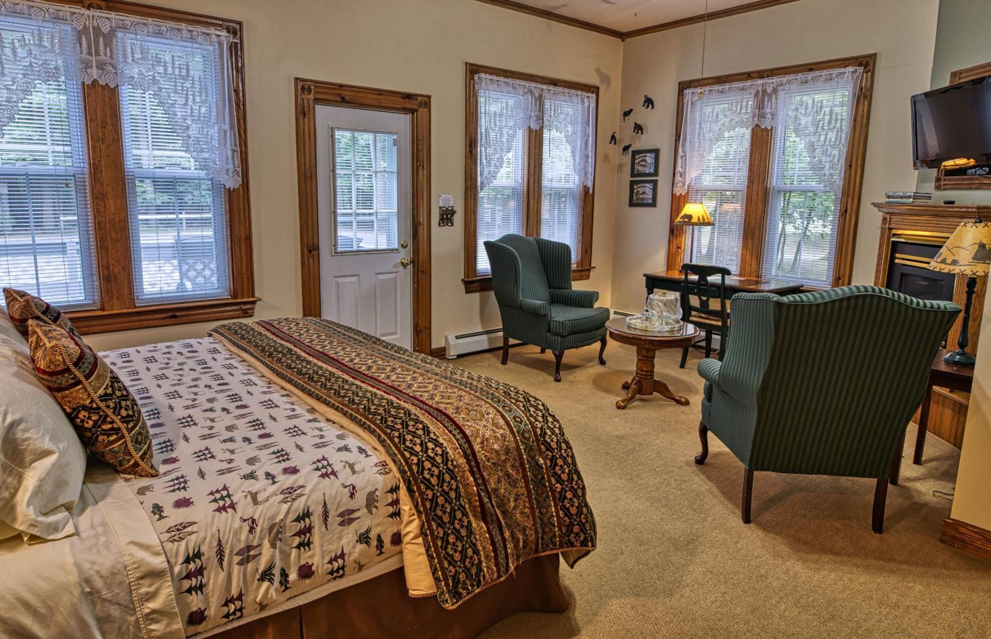 Rockwell Falls Inn And Wine Bar Lake Luzerne Room photo