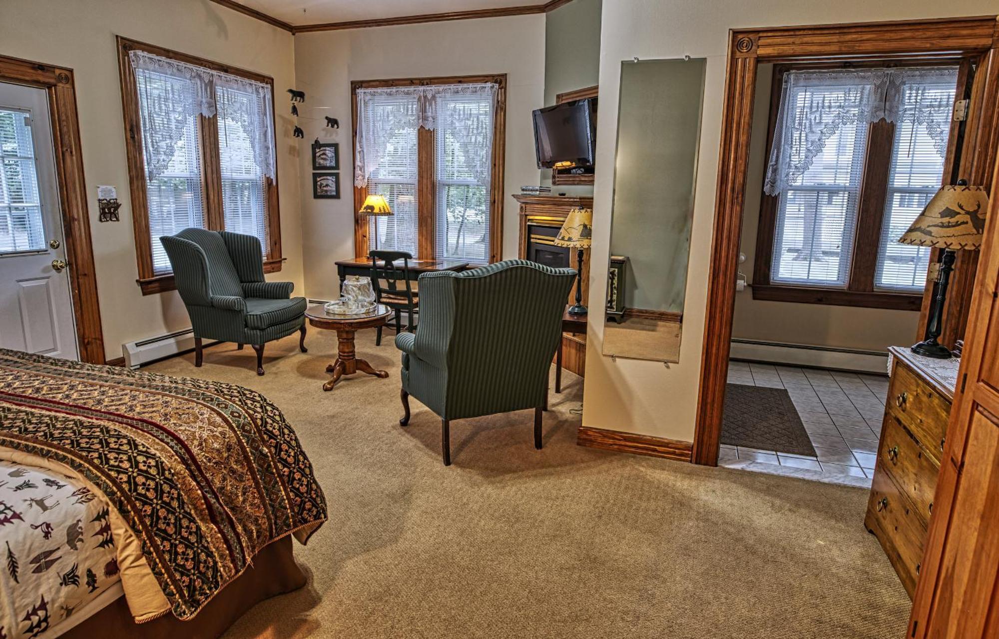 Rockwell Falls Inn And Wine Bar Lake Luzerne Room photo