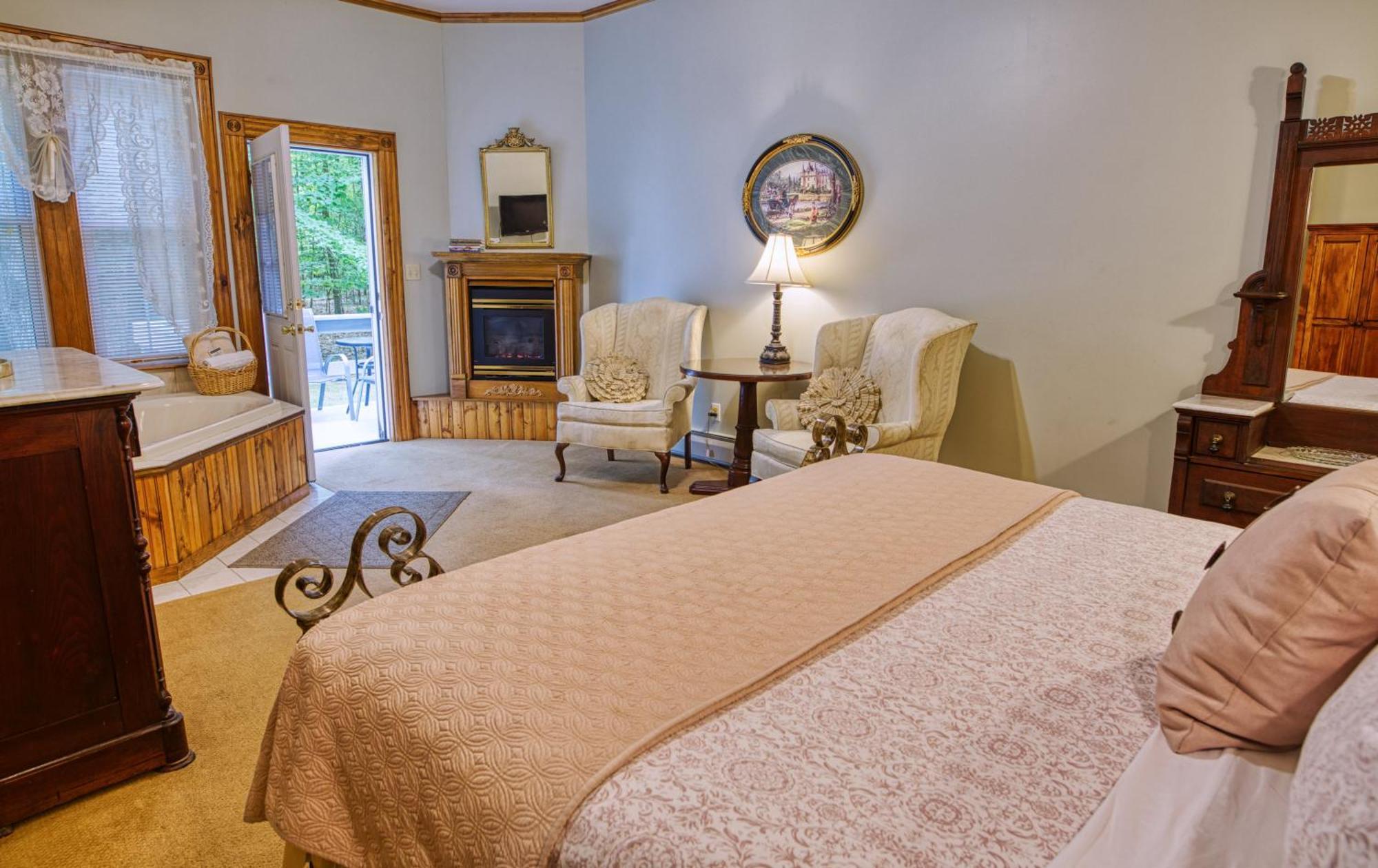 Rockwell Falls Inn And Wine Bar Lake Luzerne Room photo