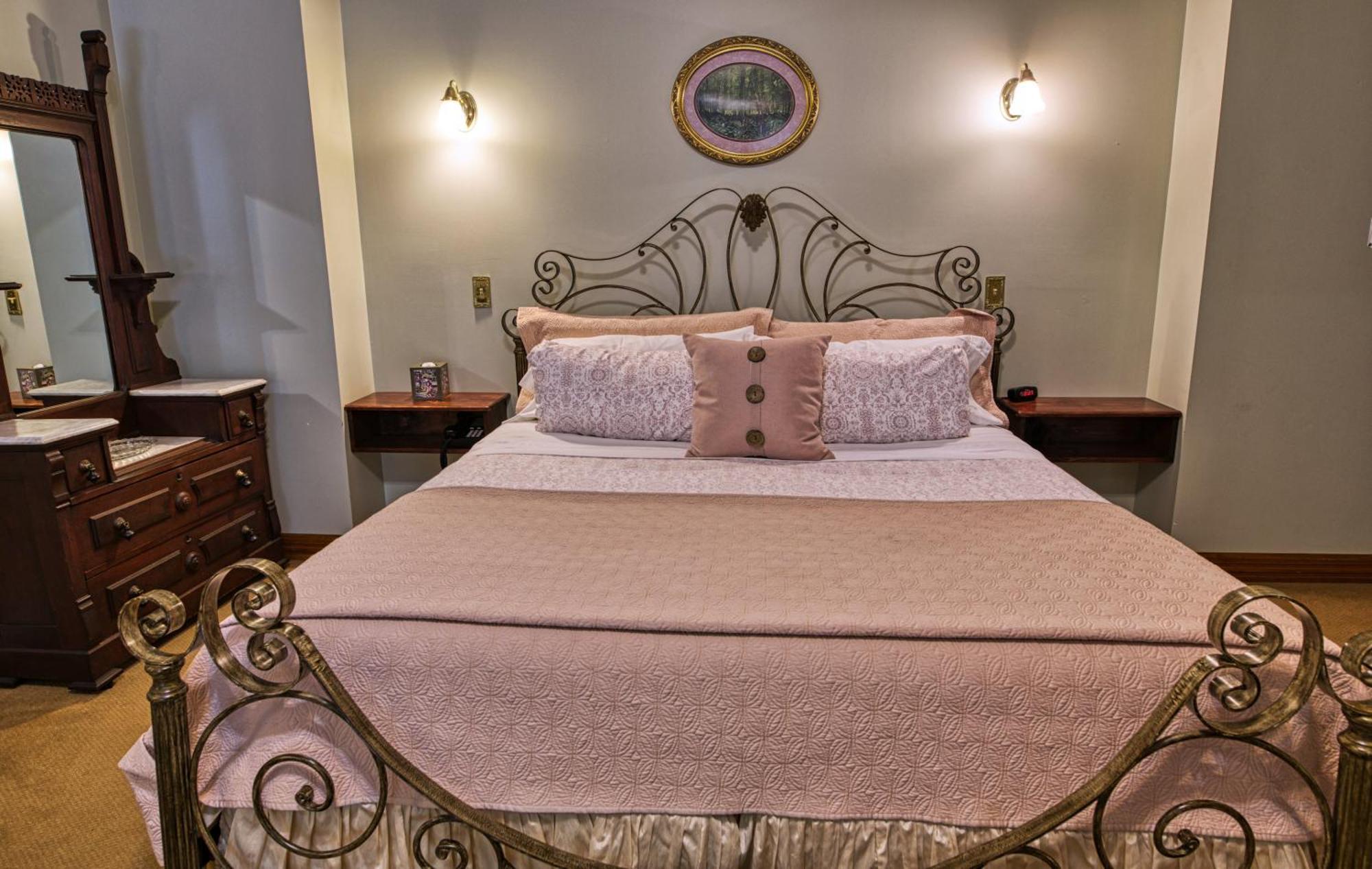 Rockwell Falls Inn And Wine Bar Lake Luzerne Room photo