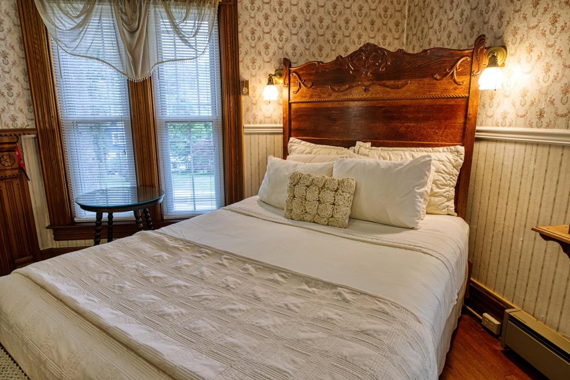 Rockwell Falls Inn And Wine Bar Lake Luzerne Room photo