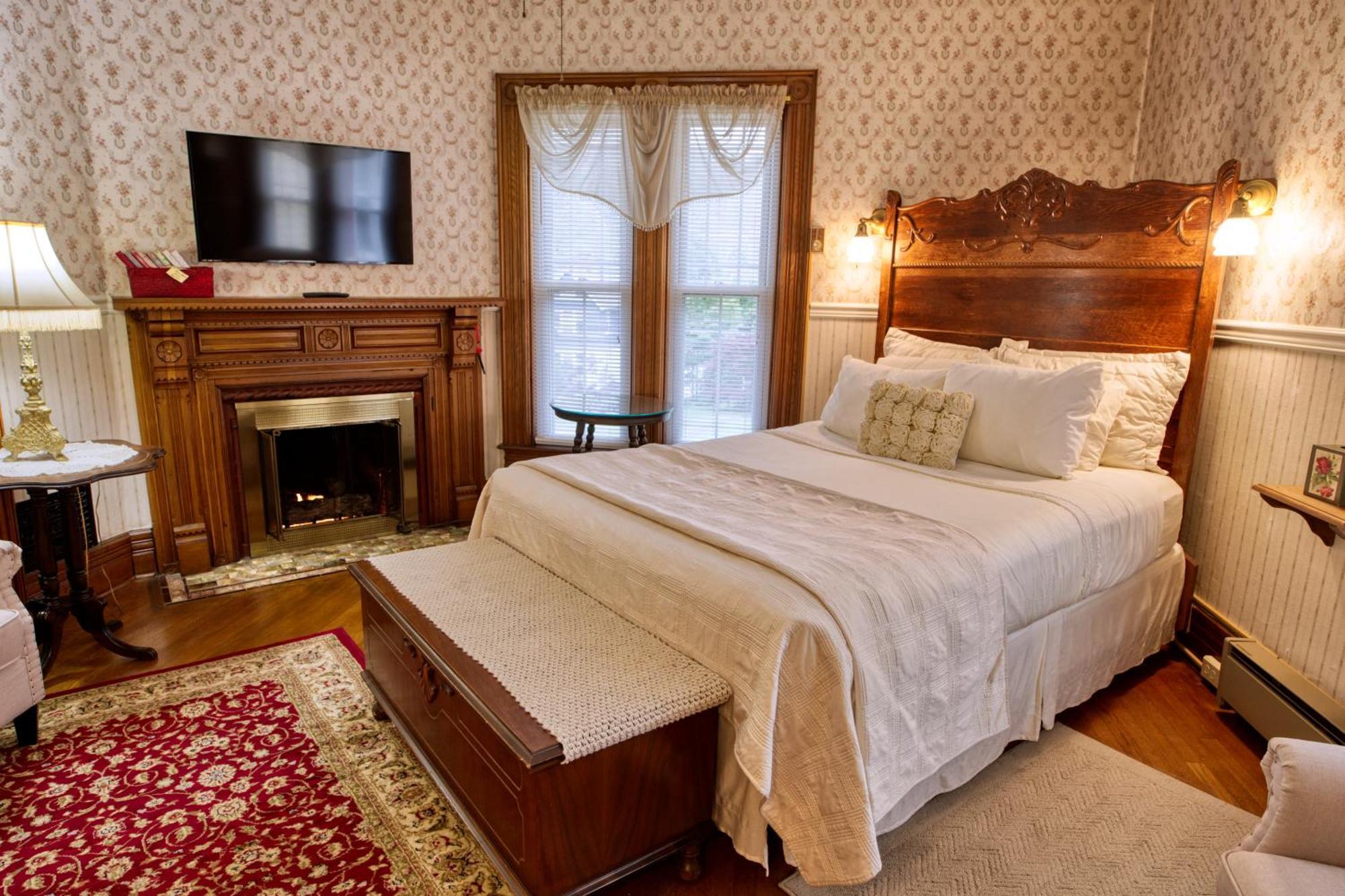 Rockwell Falls Inn And Wine Bar Lake Luzerne Room photo
