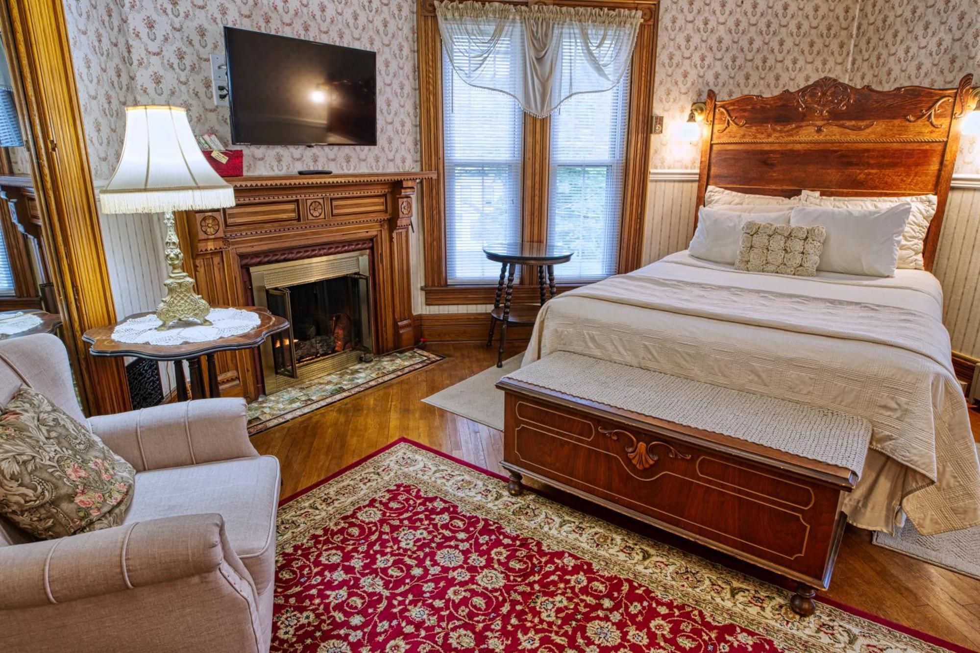 Rockwell Falls Inn And Wine Bar Lake Luzerne Room photo