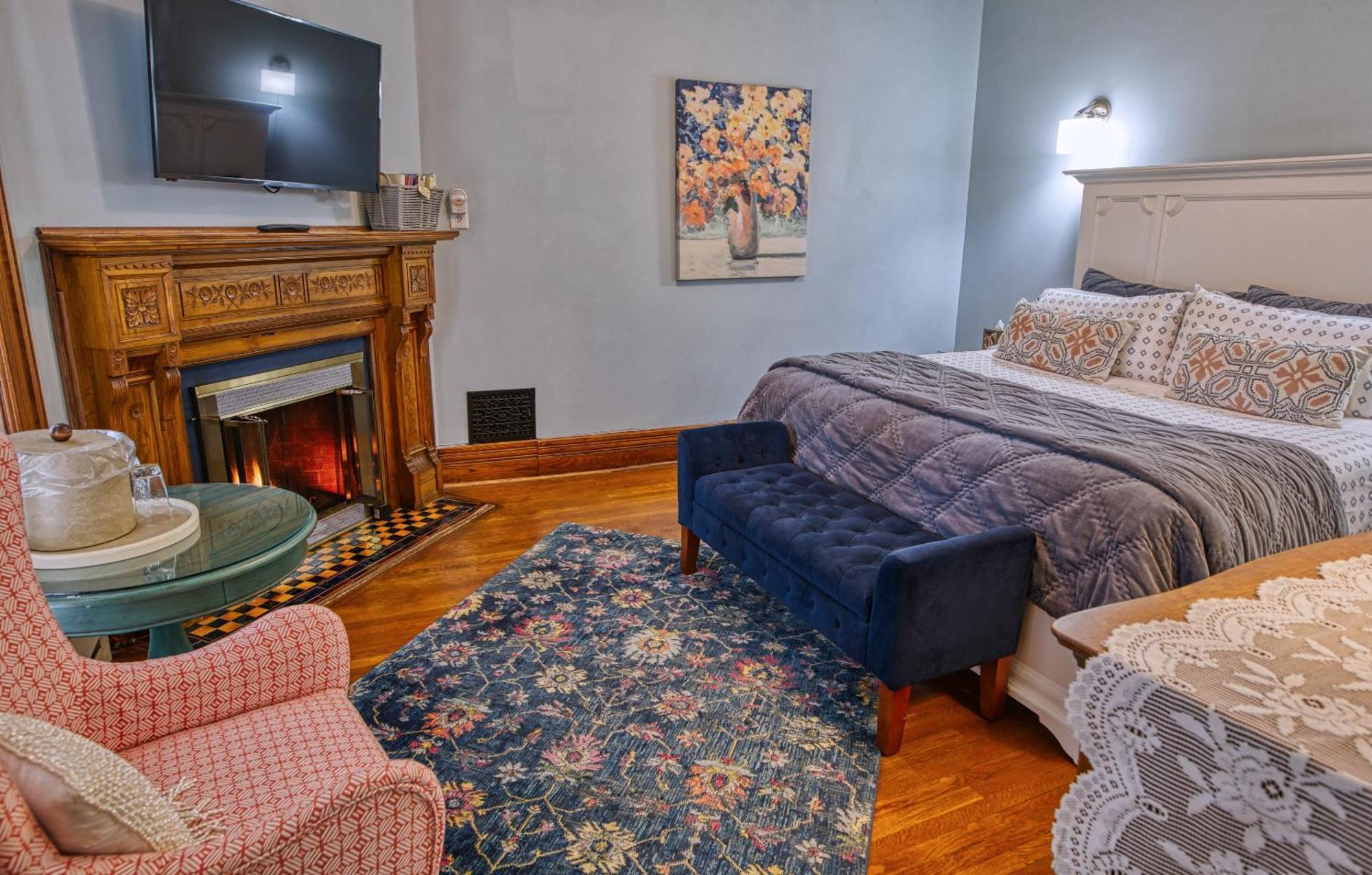 Rockwell Falls Inn And Wine Bar Lake Luzerne Room photo