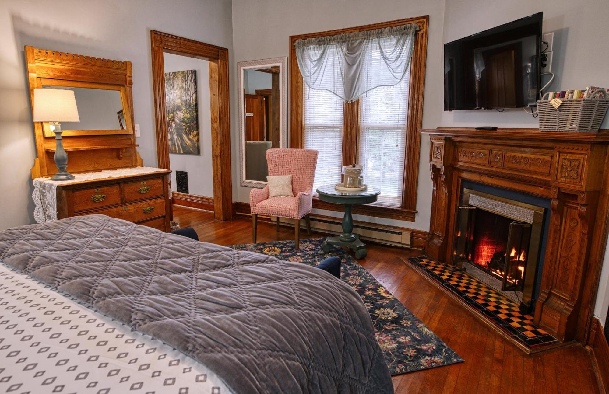 Rockwell Falls Inn And Wine Bar Lake Luzerne Room photo